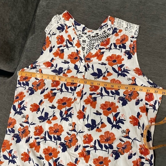 Market and Spruce XXL Sleveless Floral Top with Crochet Back - Picture 6 of 8